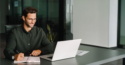 Physiotherapeut sitzt am PC und schaut sich das Webinar von POSITION consulting an