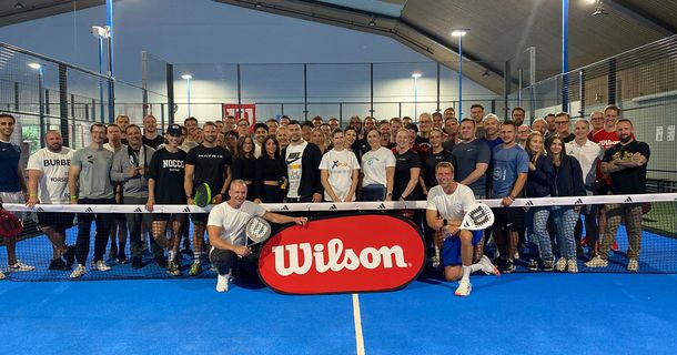 Die 4. Auflage des Padelevents, organisiert vom FitnessVerbund D-A-CH, hatte mehr Besucher denn je. Über 60 Teilnehmer aus der Fitnessbranche nahmen teil – vom jungen Anfänger bis zum Fortgeschrittenen war alles dabei. 