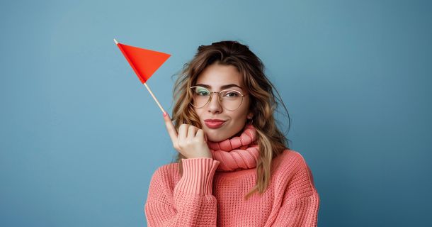 Frau mit roter Flagge