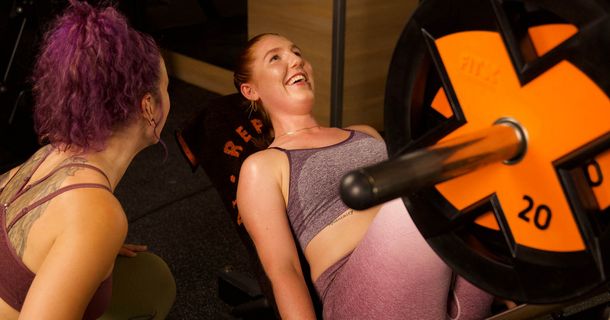 FitX bringt Ausreden in neuer Kampagne ins Schwitzen