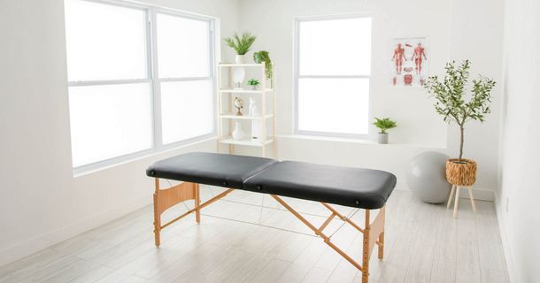 Physiotherapieliege in einem Therapiezimmer