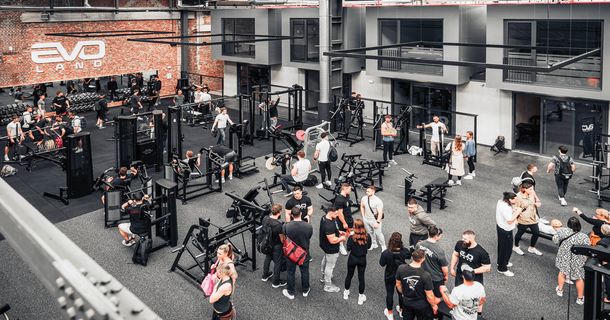 EVO LAND Studio mit Sportlern auf der Trainingsfläche