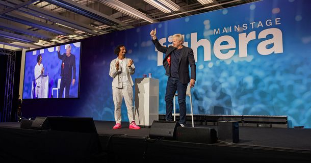 Oliver Kahn steht auf der Main Stage der fithera und nimmt den Applaus entgegen
