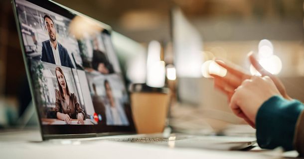 Multietnische Gruppe bei einer Online-Konferenz, die ein Geschäftsprojekt bespricht. Laptop-Bildschirm mit einer Gruppen-Videokonferenz. Kolleginnen und Kollegen arbeiten von zu Hause aus und kooperieren über das Internet.