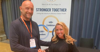 Wolfgang Bahne (Experten Allianz) mit Liz Clark (CEO HFA) beim HFA European Congress in Amsterdam Experten Allianz für Gesundheit e.V. und Health & Fitness Association (HFA) schließen Partnerschaft