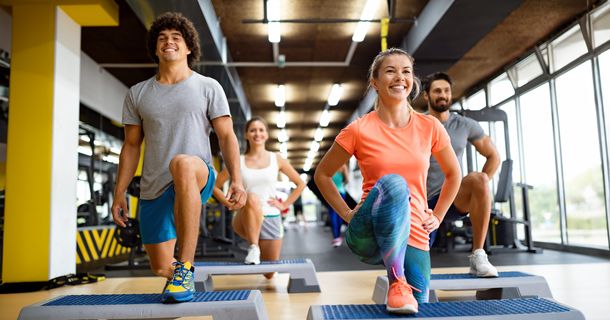 Fitnessstudiomitglieder im Fitnessstudio machen einen Ausfallschritt