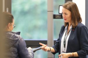 Angelina Zirkel von seca im Meeting