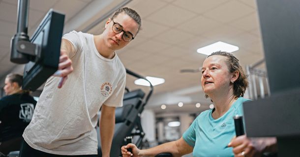 Frau bei KGG im Fitnessstudio