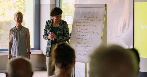 Tina Grimm und Claudia Towae-Kelbling bei einem Vortrag für YUMMY