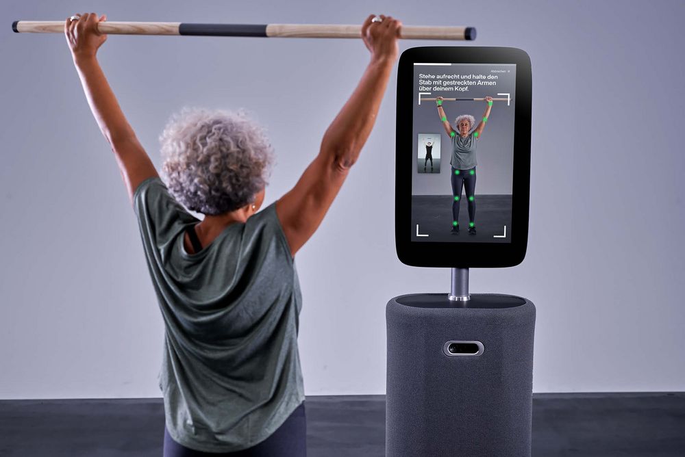 Ältere Dame trainiert mit dem EGYM Fitness Hub