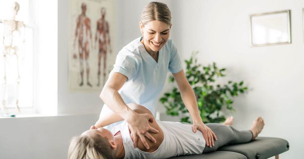 Physiotherapeutin mit Patientin