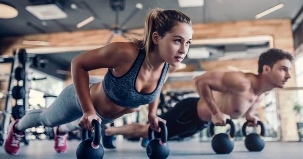 Mann und Frau trainieren im Gym
