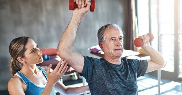 Senior trainiert mit einer Personal Trainerin