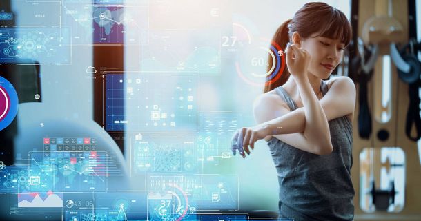Gesundheitstechnologie; Frau beim Dehnen des Arms