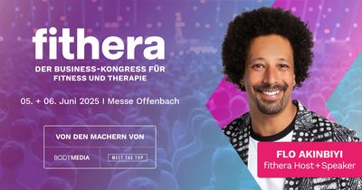 Als international gefragter Moderator, TEDx-Speaker und Kommunikationstrainer bringt Flo Akinbiyi seine Expertise auf die Bühnen der Welt – und zur fithera
