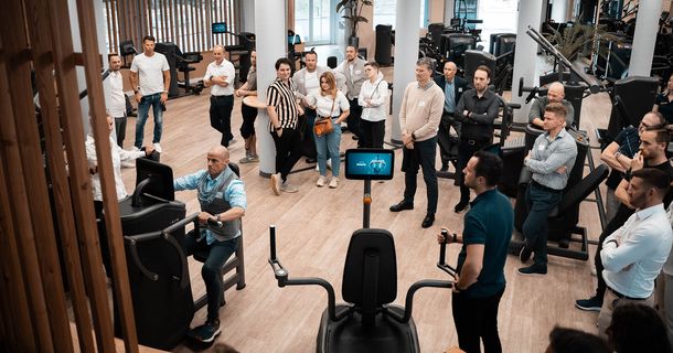 Menschen im Fitnessstudio bekommen digitale Lösungen präsentiert