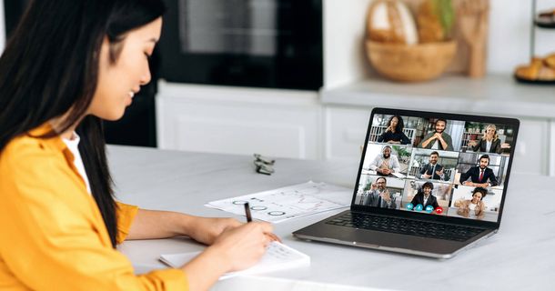 Neues Marketing-System für Best Ager Frau vor Laptop bei Webinar