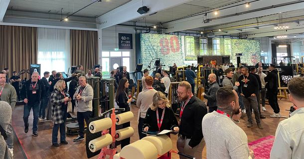 Besucher erkunden Showroom von gym80 in Gelsenkirchen