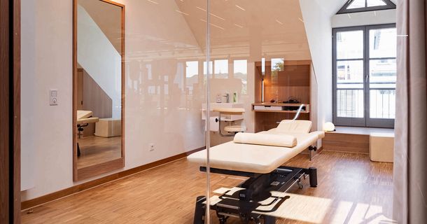 HARDY’s Physiotherapie setzt bewusst auf natürliche Materialien, warme Farben, viel Tageslicht und ein offenes Raumkonzept