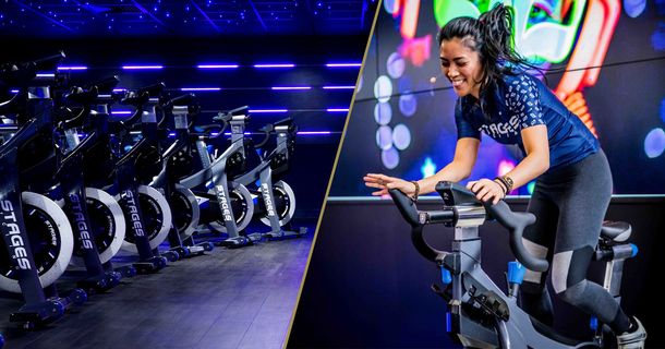 Junge Frau auf Stages, Bike, im Hintergrund eine Leinwand mit buntem Motiv 