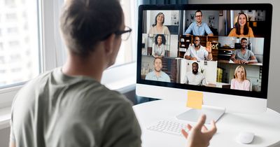 Laptop und Notizbuch liegen bereit für ein Webinar