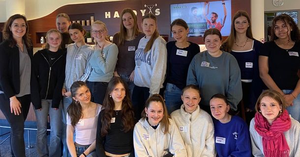 In Greifenberg begrüßte Anna Wagenknecht 17 Teilnehmerinnen des Girls`Day bei HARDY´S