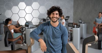 Mann lehnt an einem milon/five Trainingsgerät