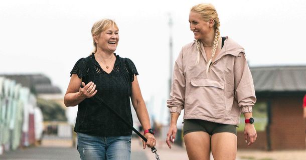Zwei Frauen plaudern und gehen spazieren mit Myzone Uhren am Handgelenk