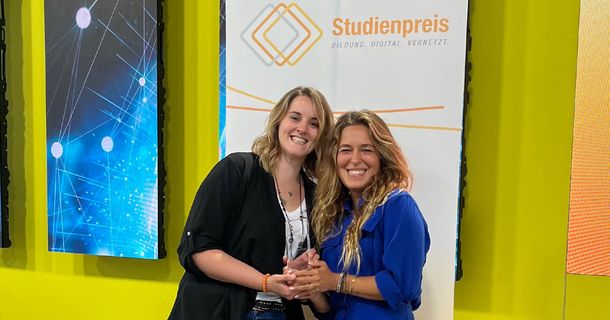 Petra Kuhn und Frances Weber (v. l.) mit der Auszeichnung Studienpreis des Jahres 2024
