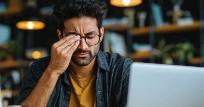 Unternehmer, vor dem Laptop, der sich mit einer Krise konfrontiert sieht