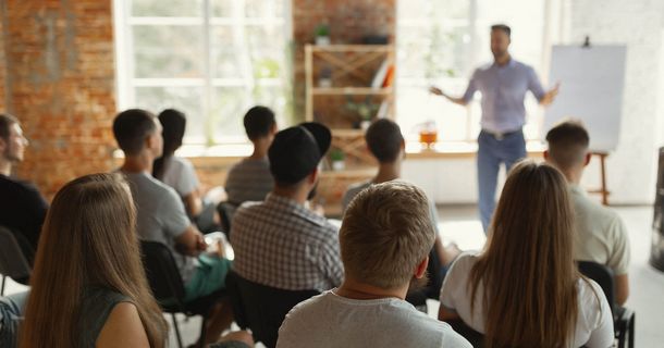 Lehrer an einer Physiotherapie-Schule unterrichtet eine steigende Anzahl an Physio-Schülern