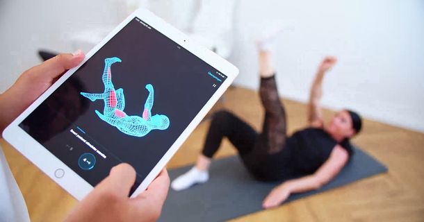 Frau beim Training mit Physioscan