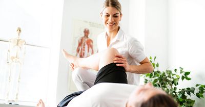 Physiotherapeut behandelt einen Patienten – mit einem Direktzugang könnten viele Milliarden gespart werden