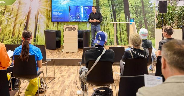 Referent auf der FIBO hält den zuhörenden Physiotherapeuten einen Vortrag