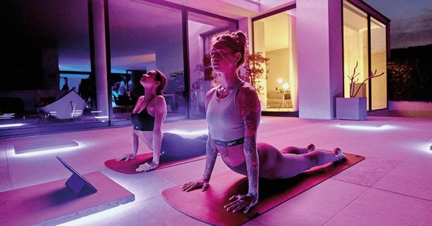 Yoga Kurs abends mit rosa/ lila Beleuchtung