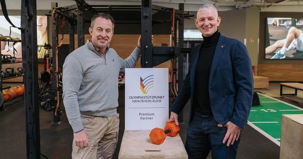 CEO der FitX Holding SE, Markus Vancraeyenest, und Volker Lauer, Leiter des Olympiastützpunkts NRW/Rhein-Ruhr freuen sich auf die gemeinsame Zusammenarbeit