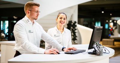 Zwei Mitarbeiter der Zott-Fitnessclubs