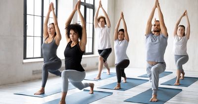 Mehrere Leute beim Yoga