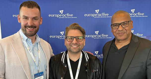 European Active Award Gewinner Philipp Roesch-Schlanderer freut sich über seine Auszeichnung gemeinsam mit Janosch Marx und Pierre Geisensetter