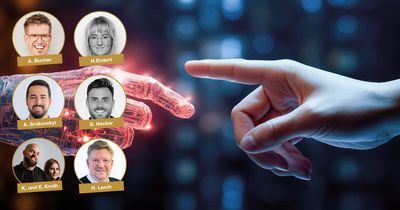 Eine menschliche Hand und eine rot leuchtende Roboterhand strecken ihre Zeigefinger nacheinander aus. Links daneben sind sechs Porträtfotos in Goldrahmen mit Namensschildern zu sehen: A. Bucher, H. Eistert, A. Srokovskyi, S. Hecker, K. und E. Kroth sowie H. Lerch. Der Hintergrund ist dunkelblau und abstrakt-digital gestaltet.