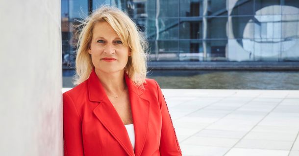 Katarina Schickling in einem roten Jackett