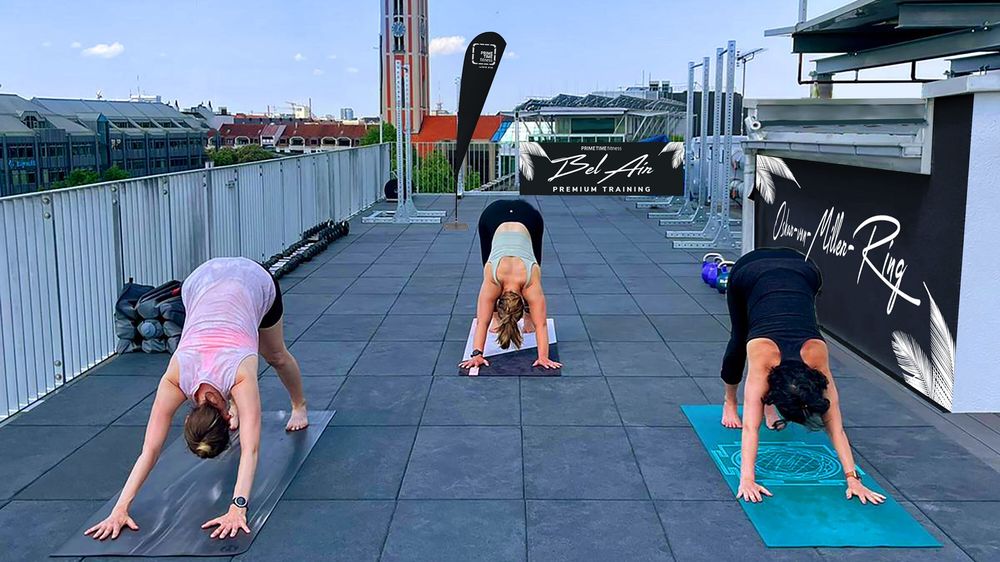 Frauen machen Yogaübungen auf der Terrasse des Bel Air Prime Time fitness