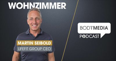 Martin Seibold – CEO der LifeFit Group – auf blauem Hintergrund