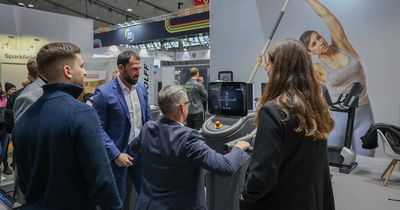Besucher der therapro testen ein EGYM-Gerät