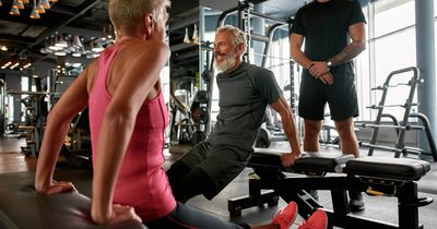 Älteres Pärchen beim Sport im Fitnessstudio