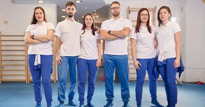 Physiotherapeuten aus einer Klinik stehen in einem Therapieraum