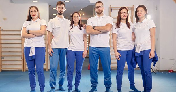 Physiotherapeuten aus einer Klinik stehen in einem Therapieraum