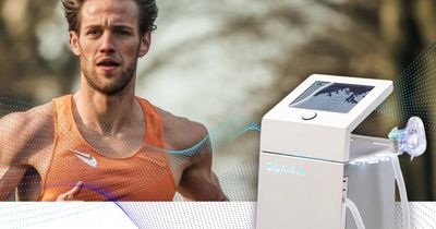 Frau setzt zum Sprint an, daneben der cellairone 