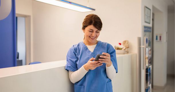 Das Kooperationstool Doctolib Connect steht ab sofort allen Gesundheitsberufen offen – von Ärztinnen über Physiotherapeuten bis hin zu Pflegekräften. Gleichzeitig wird die Team Inbox eingeführt, mit der Praxen sicher und schnell Nachrichten senden können.