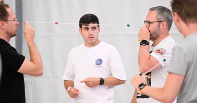Teilnehmer bei einer Augenübung beim ARTZT NEURO SYMOPISUM
